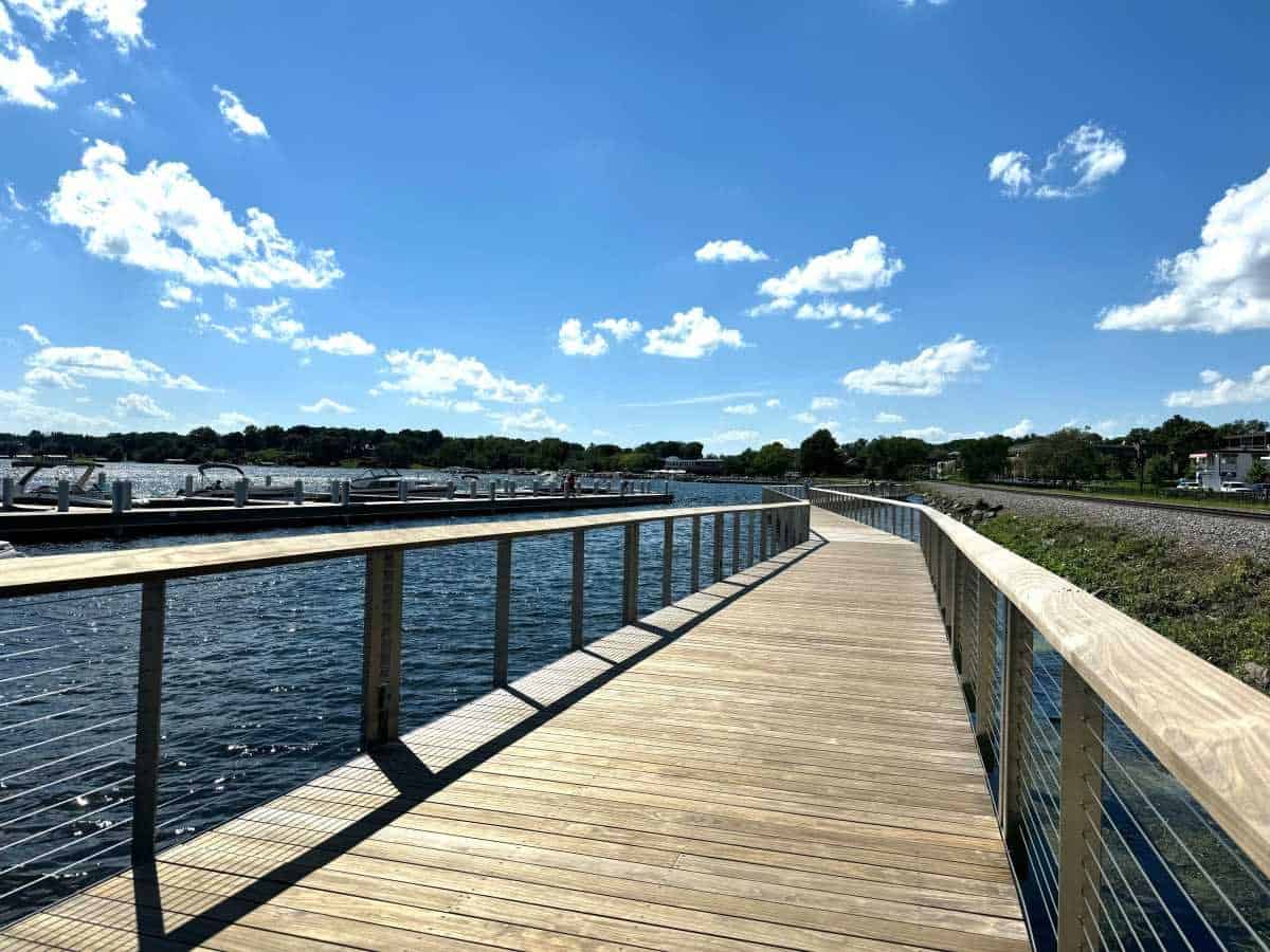 lakewalk-on-wayzata-bay